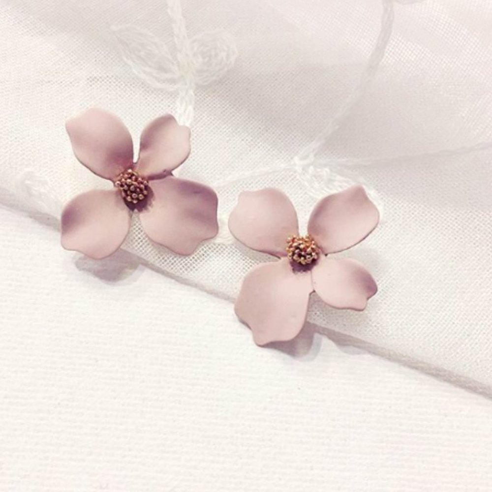“Riya” Minimalist Cute Vibrant Daisy Stud Earring - Picture 1 of 5
